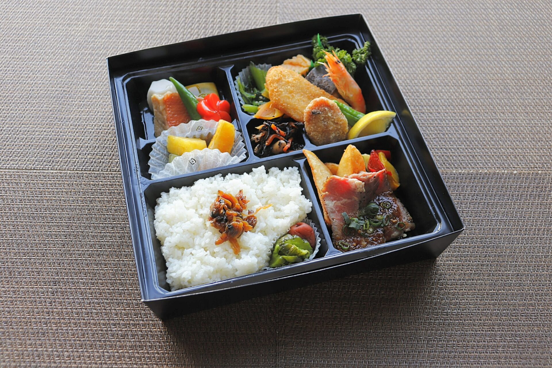 ホテル特製弁当（3,300円）